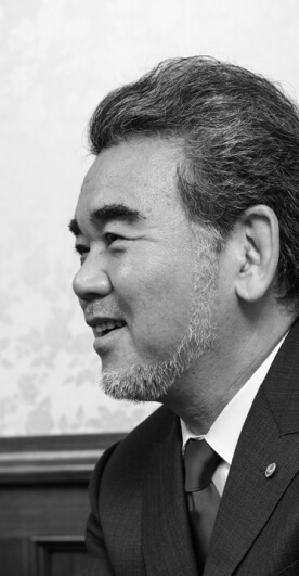 自家培養軟骨移植術開発ストーリー スペシャル対談　笑顔の越智 光夫先生のモノクロ画像