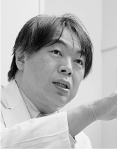 自家培養表皮 ドクター・患者さんインタビュー　林 礼人先生のモノクロ画像