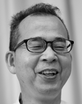 メラノサイト含有自家培養表皮　ドクター・患者さんインタビュー　笑顔の鳥山 和宏先生のモノクロ画像