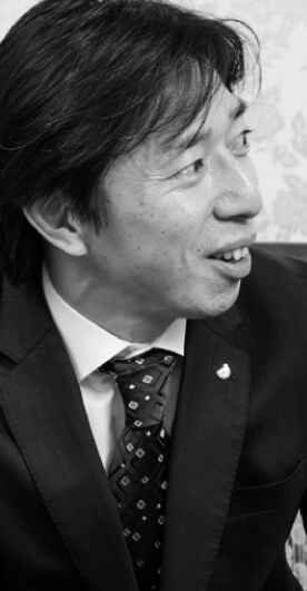 自家培養軟骨移植術開発ストーリー スペシャル対談　笑顔の柳田 忍氏のモノクロ画像