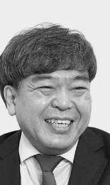 自家培養角膜上皮　ドクター・患者さんインタビュー　笑顔の近間 泰一郎先生のモノクロ画像