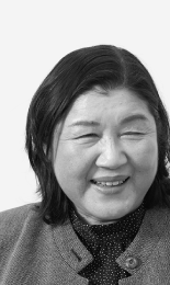 自家培養角膜上皮　ドクター・患者さんインタビュー　笑顔の村上 早苗氏のモノクロ画像