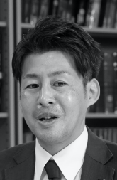 自家培養口腔粘膜上皮 開発者インタビュー　小笠原 隆広氏のモノクロ画像