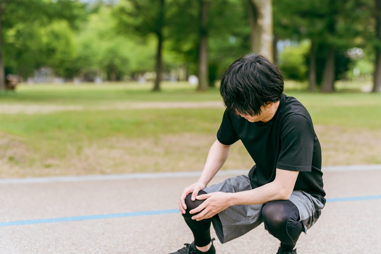 ひざを痛めた男性の画像
