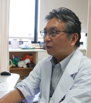 自家培養表皮 ドクター・患者さんインタビュー　白衣を着ている森本 尚樹先生