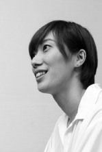 日本初、ひざ軟骨トラブルからプロ復帰！自家培養軟骨移植術スペシャル対談　逆瀬川 由衣選手のモノクロ画像