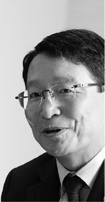 10年間悩まされ続けた両ひざのトラブルを克服　自家培養軟骨移植術スペシャル対談　笑顔の内尾 祐司先生のモノクロ画像