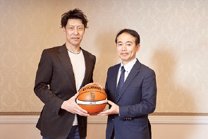勇気信念を持って治療にチャレンジ！自家培養軟骨移植術スペシャル対談　椎名 雄大選手と森本 祐介先生が二人でバスケットボールを持っている画像